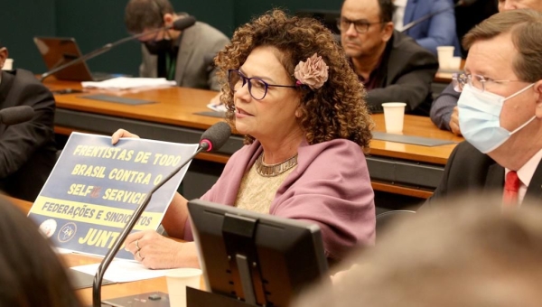 Sobre a falta de medicamentos no PS, Perpétua questiona governador: “cadê o dinheiro, Gladson?”